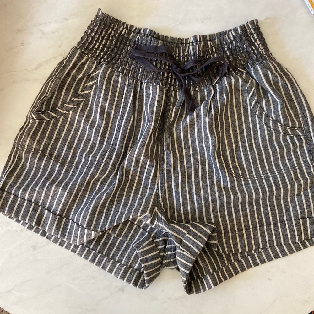 High waisted stretch gray striped shorts.